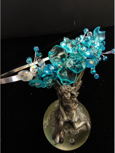 Kunstnerisk asymmetrisk tiara med turkise blomster og krystaller - Azure Bloom Kunstnerisk asymmetrisk tiara med turkise blomster og krystaller - Azure Bloom