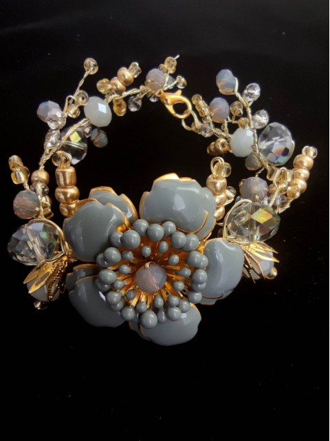 Elegáns karkötő szürke és arany színben Swarovski kristályokkal - szürke varázslat