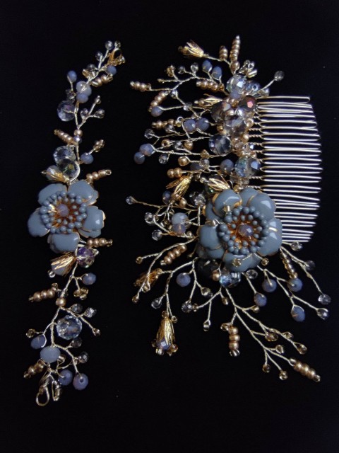 Modern és kifinomult hajfésű Fejdísz és karkötő szürke és arany színben – szürke varázslat