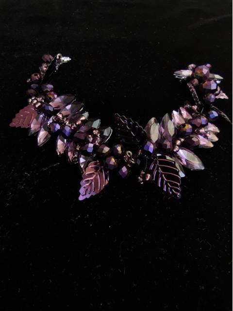Lujosa Pulsera Asimétrica con Cristales y Hojas en Morado Oscuro y Violeta - Touch of Magic