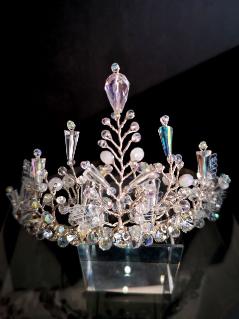 Blid hvid brudekrone med krystaller og blade - tågegudinden