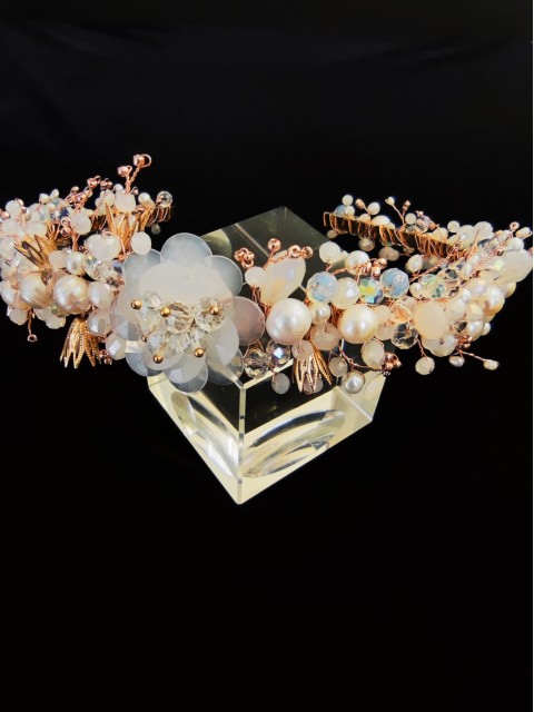 Incantevole diadema nuziale con fiori, cristalli e perle in oro rosa e avorio - Sposa romantica Incantevole diadema nuziale con fiori, cristalli e perle in oro rosa e avorio - Sposa romantica