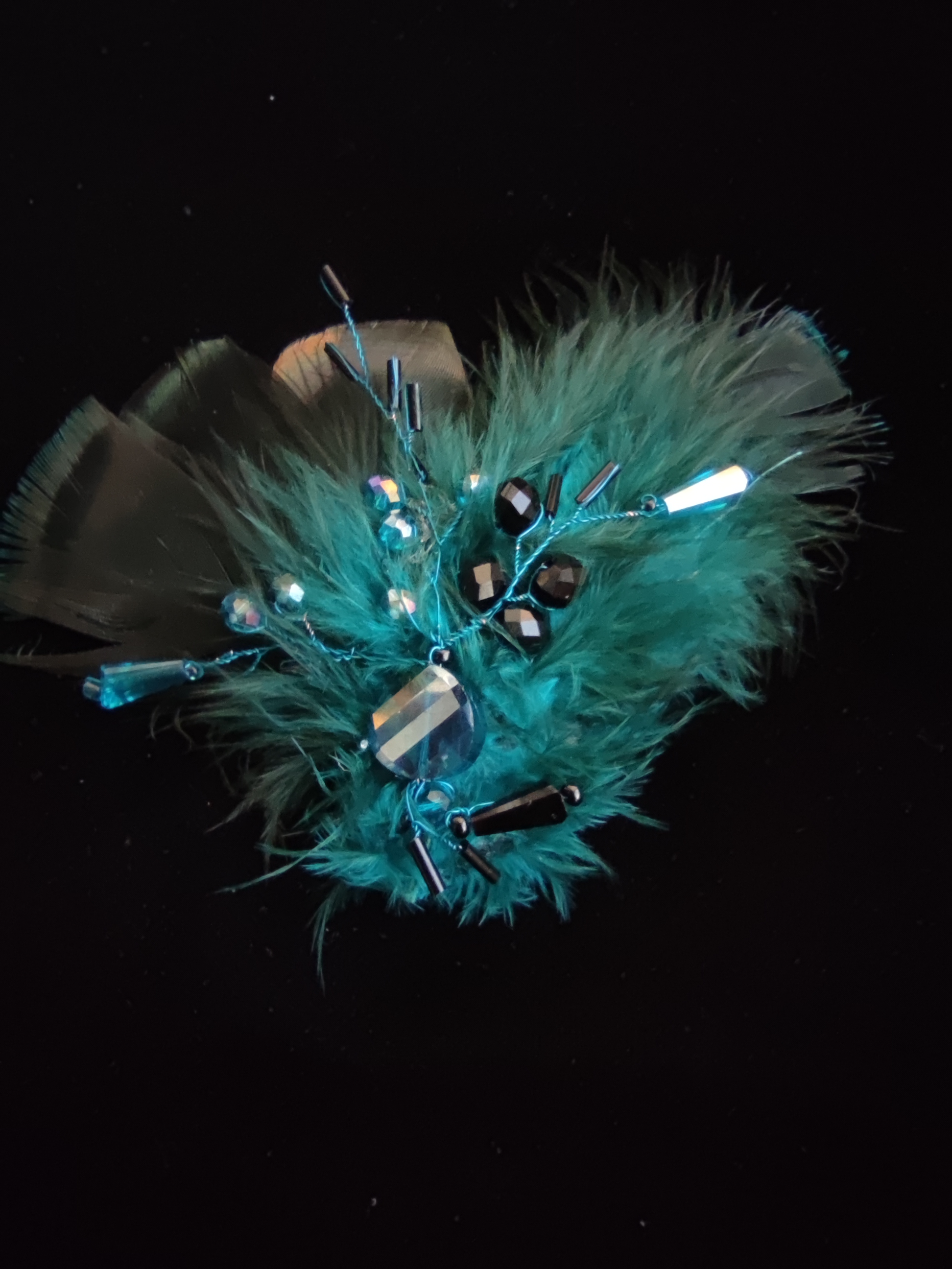 Handgemaakte veren haarstukje in groenblauw en zwart - hemelse veren