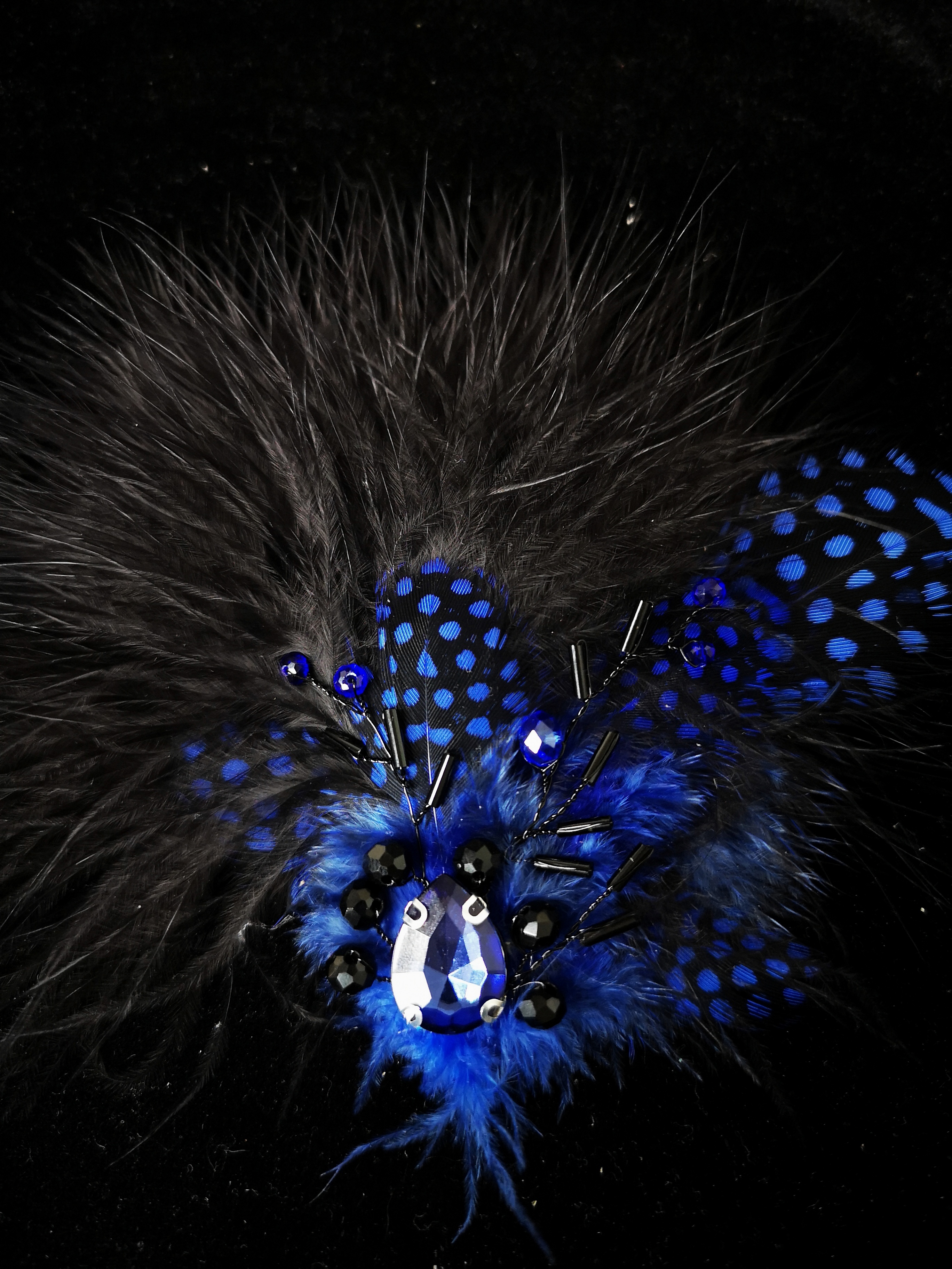 Broșă elegantă cu pene elegante în albastru regal și negru - Heavenly Feathers