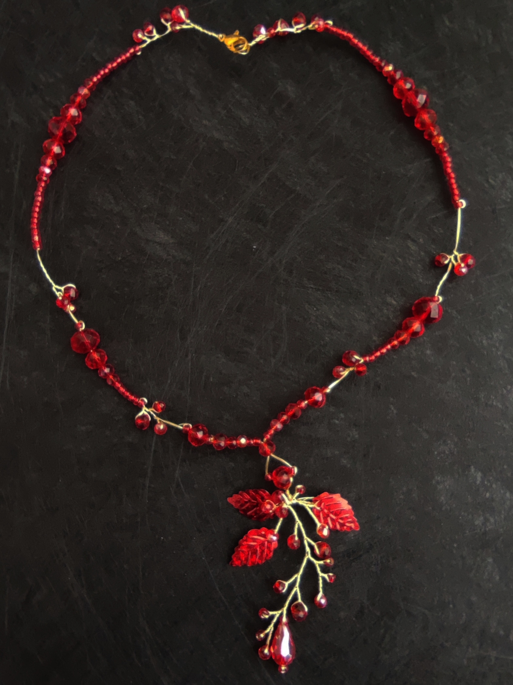 Elegant rött halsband med löv och kristaller - eldig förförelse