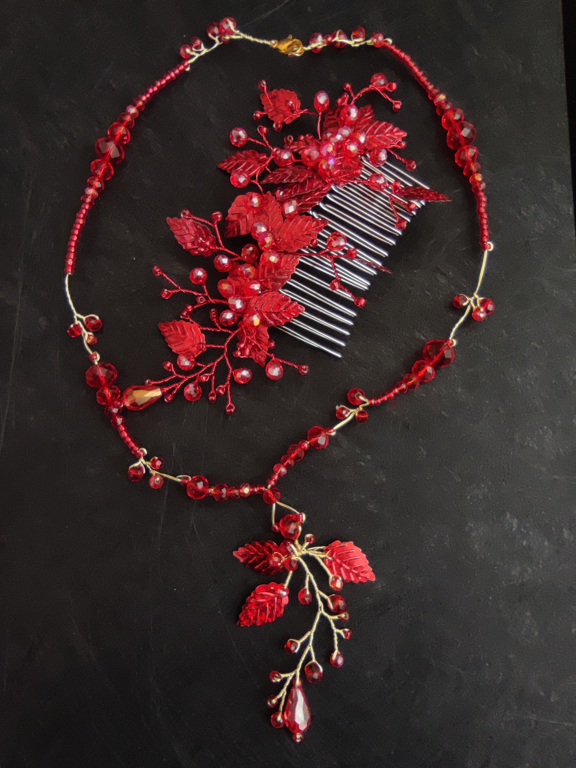 Elegant rött halsband med löv och kristaller - eldig förförelse